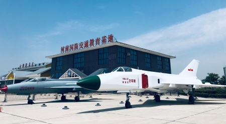 由中國人民解放軍空軍贈送的兩架退役的殲7和殲8戰(zhàn)機，在國教基地門口供參觀者拍照合影_副本.jpg