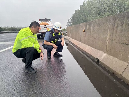 1758850222337.jpg 搶抓降雨間歇“黃金期” 聯(lián)合養(yǎng)護部門開展隱患排查.jpg